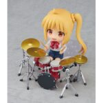 NIJIKA IJICHI BOCCHI THE ROCK NENDOROID. Good Smile Company reintroduce en su línea Nendoroid esta figura de Nijika Ijichi, baterista y líder de la banda Kessoku en el anime "Bocchi the Rock!". La figura articulada incluye 3x placas faciales (sonriente, confiada y exasperada) y varios accesorios: 1x batería completa, 1x silla, 1x parte inferior del cuerpo sentada y otros complementos para poses variadas. Mide aproximadamente 10 cm e incluye base expositora transparente.