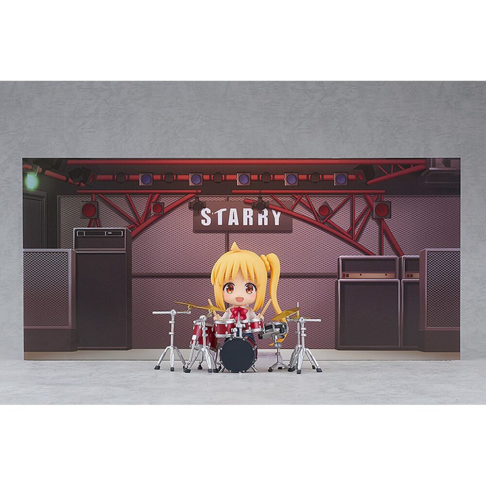 Nijika ijichi bocchi the rock nendoroid. Good smile company reintroduce en su línea nendoroid esta figura de nijika ijichi, baterista y líder de la banda kessoku en el anime "bocchi the rock! ". La figura articulada incluye 3x placas faciales (sonriente, confiada y exasperada) y varios accesorios: 1x batería completa, 1x silla, 1x parte inferior del cuerpo sentada y otros complementos para poses variadas. Mide aproximadamente 10 cm e incluye base expositora transparente.