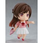 CHIZURU MIZUHARA RENT A GIRLFRIEND NENDOROID. Good Smile Company vuelve a presentar dentro de su colección Nendoroid esta figura de Chizuru Mizuhara, basada en su aparición en el anime "Rent-a-Girlfriend". La figura incluye 3x placas faciales intercambiables (estándar, sonrojada y sonriente), así como accesorios opcionales como 1x smartphone, 1x bolso de mano y 1x billete de 10.000 yenes. Mide aproximadamente 10 cm de alto y está fabricada en ABS y PVC. Incluye base con soporte para exposición.