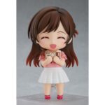 CHIZURU MIZUHARA RENT A GIRLFRIEND NENDOROID. Good Smile Company vuelve a presentar dentro de su colección Nendoroid esta figura de Chizuru Mizuhara, basada en su aparición en el anime "Rent-a-Girlfriend". La figura incluye 3x placas faciales intercambiables (estándar, sonrojada y sonriente), así como accesorios opcionales como 1x smartphone, 1x bolso de mano y 1x billete de 10.000 yenes. Mide aproximadamente 10 cm de alto y está fabricada en ABS y PVC. Incluye base con soporte para exposición.