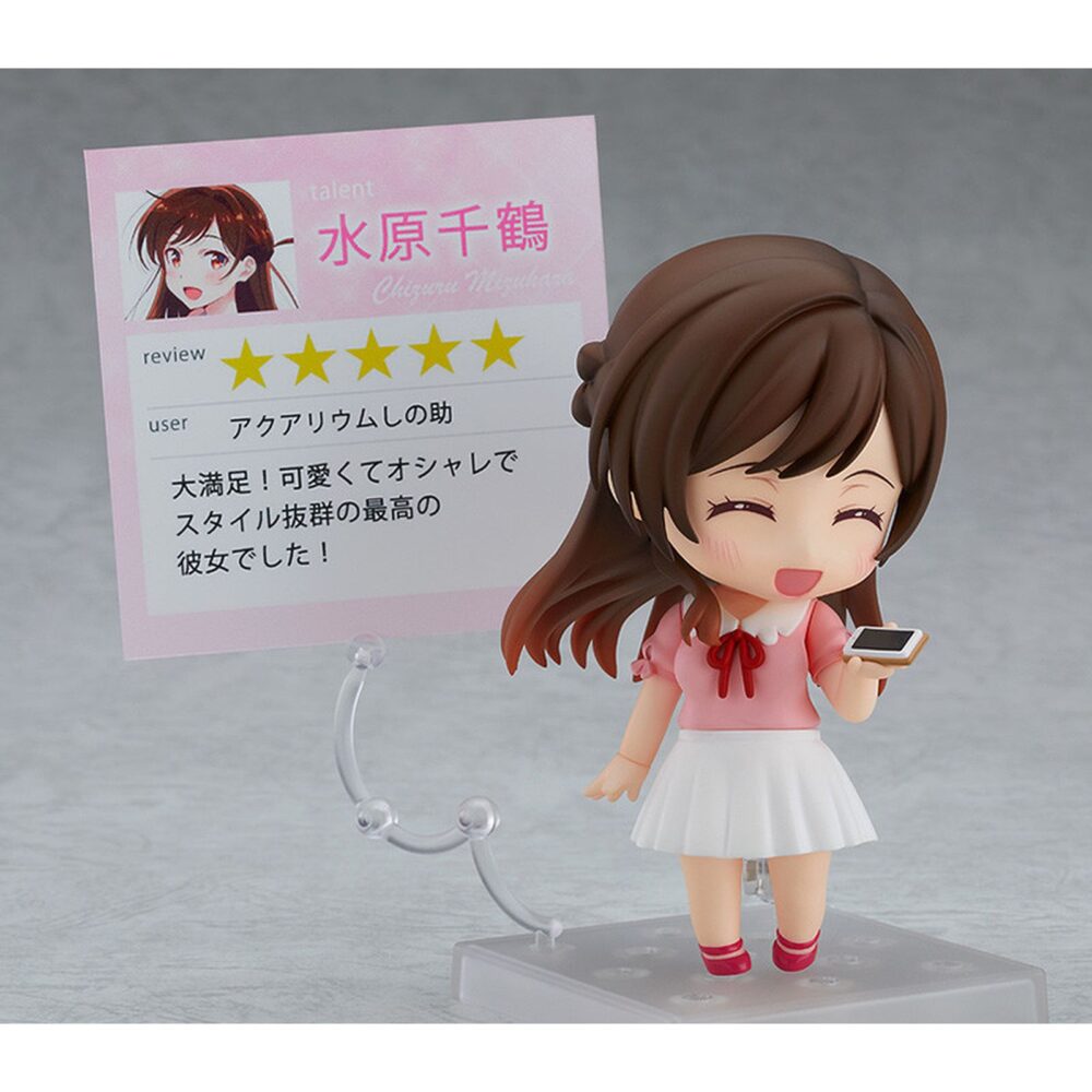 Chizuru mizuhara rent a girlfriend nendoroid. Good smile company vuelve a presentar dentro de su colección nendoroid esta figura de chizuru mizuhara, basada en su aparición en el anime "rent-a-girlfriend". La figura incluye 3x placas faciales intercambiables (estándar, sonrojada y sonriente), así como accesorios opcionales como 1x smartphone, 1x bolso de mano y 1x billete de 10. 000 yenes. Mide aproximadamente 10 cm de alto y está fabricada en abs y pvc. Incluye base con soporte para exposición.