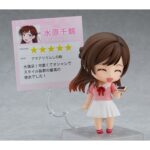 CHIZURU MIZUHARA RENT A GIRLFRIEND NENDOROID. Good Smile Company vuelve a presentar dentro de su colección Nendoroid esta figura de Chizuru Mizuhara, basada en su aparición en el anime "Rent-a-Girlfriend". La figura incluye 3x placas faciales intercambiables (estándar, sonrojada y sonriente), así como accesorios opcionales como 1x smartphone, 1x bolso de mano y 1x billete de 10.000 yenes. Mide aproximadamente 10 cm de alto y está fabricada en ABS y PVC. Incluye base con soporte para exposición.