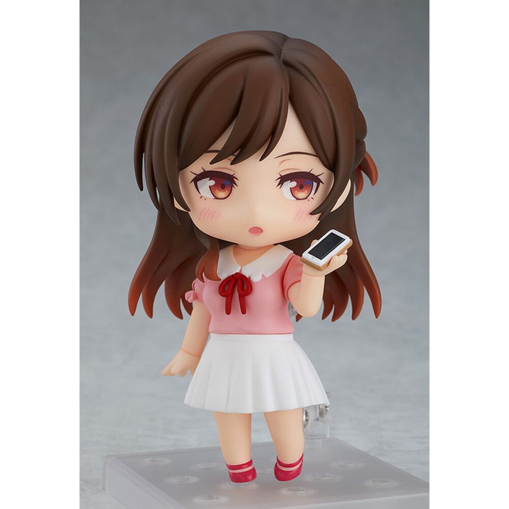 Chizuru mizuhara rent a girlfriend nendoroid. Good smile company vuelve a presentar dentro de su colección nendoroid esta figura de chizuru mizuhara, basada en su aparición en el anime "rent-a-girlfriend". La figura incluye 3x placas faciales intercambiables (estándar, sonrojada y sonriente), así como accesorios opcionales como 1x smartphone, 1x bolso de mano y 1x billete de 10. 000 yenes. Mide aproximadamente 10 cm de alto y está fabricada en abs y pvc. Incluye base con soporte para exposición.