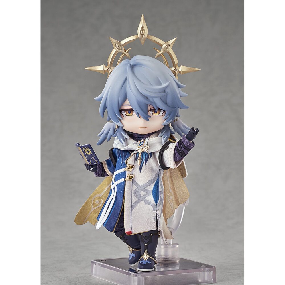 Sunday honkai: star rail nendoroid doll. Good smile company añade a su colección nendoroid doll la figura articulada de sunday, basada en el personaje del videojuego "honkai: star rail". La figura incluye 5x piezas de ropa de tela (capucha, jersey, pantalón, chaqueta y bufanda), 2x manos intercambiables, 1x mano con un ave, 1x mano que sostiene un libro, 1x mano con una pluma, 1x par de botas con imanes, 1x base expositora magnética con brazo transparente articulado para exposición. Mide 10 cm y está fabricada en pvc y abs.