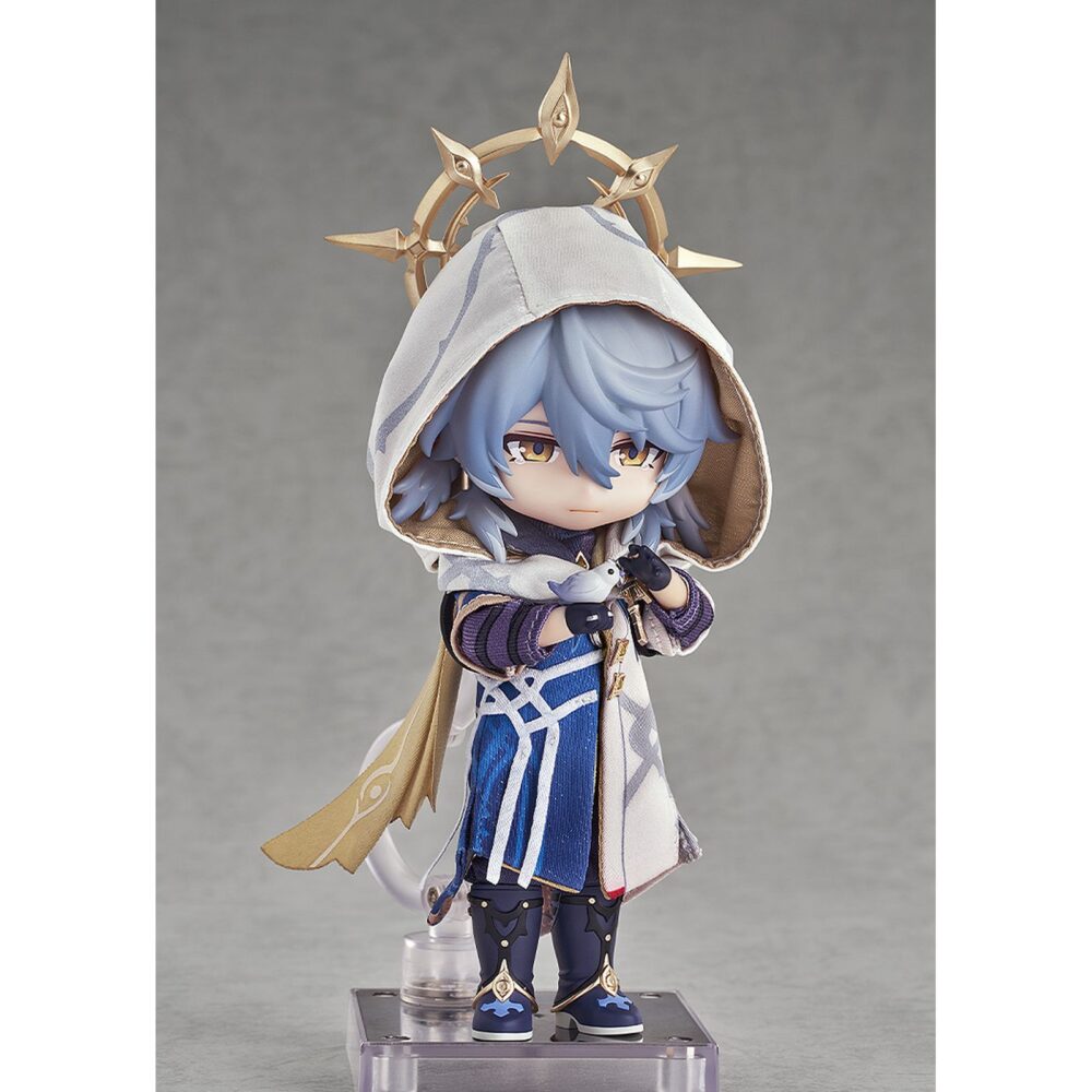 Sunday honkai: star rail nendoroid doll. Good smile company añade a su colección nendoroid doll la figura articulada de sunday, basada en el personaje del videojuego "honkai: star rail". La figura incluye 5x piezas de ropa de tela (capucha, jersey, pantalón, chaqueta y bufanda), 2x manos intercambiables, 1x mano con un ave, 1x mano que sostiene un libro, 1x mano con una pluma, 1x par de botas con imanes, 1x base expositora magnética con brazo transparente articulado para exposición. Mide 10 cm y está fabricada en pvc y abs.