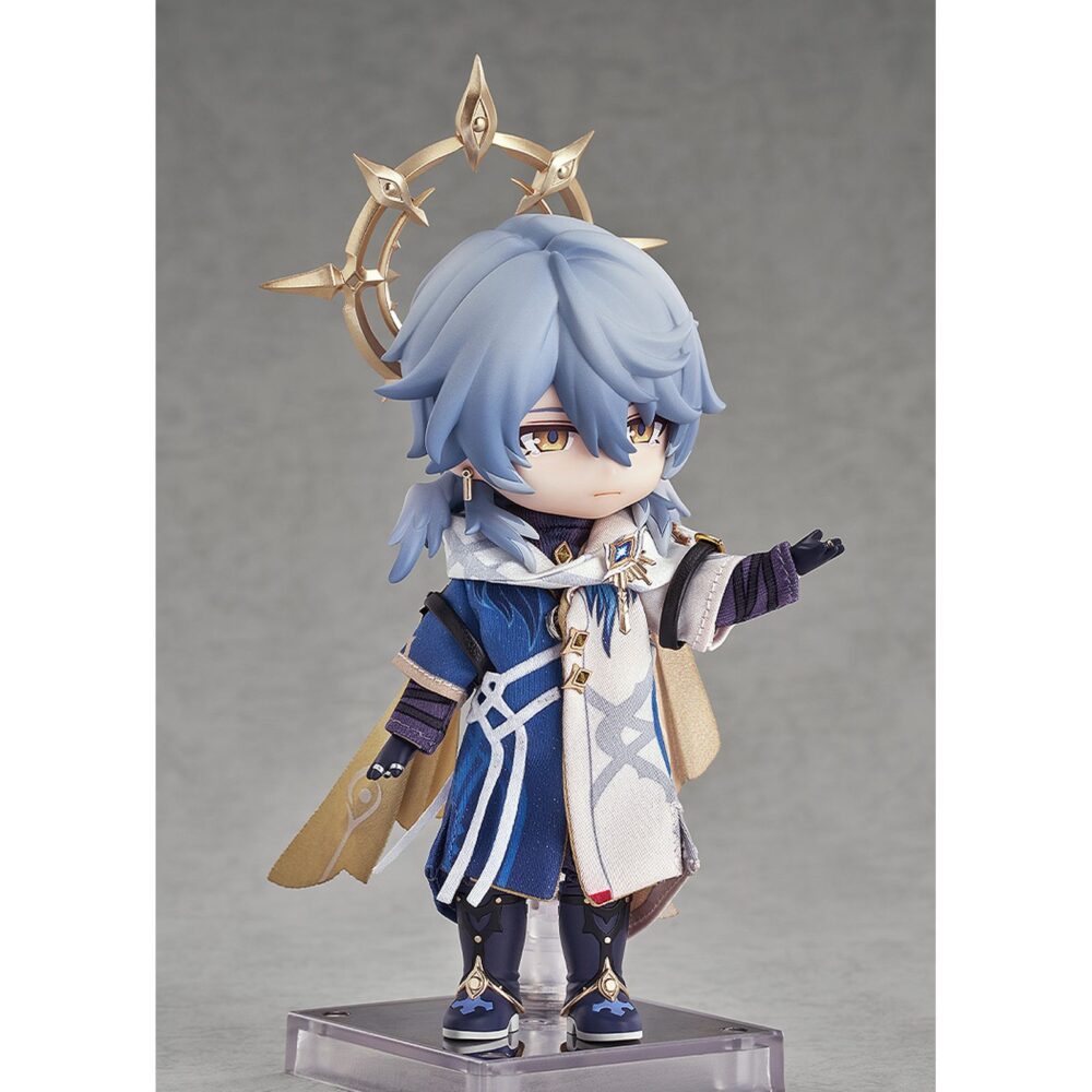 Sunday honkai: star rail nendoroid doll. Good smile company añade a su colección nendoroid doll la figura articulada de sunday, basada en el personaje del videojuego "honkai: star rail". La figura incluye 5x piezas de ropa de tela (capucha, jersey, pantalón, chaqueta y bufanda), 2x manos intercambiables, 1x mano con un ave, 1x mano que sostiene un libro, 1x mano con una pluma, 1x par de botas con imanes, 1x base expositora magnética con brazo transparente articulado para exposición. Mide 10 cm y está fabricada en pvc y abs.