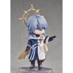 SUNDAY HONKAI: STAR RAIL NENDOROID DOLL. Good Smile Company añade a su colección Nendoroid Doll la figura articulada de Sunday, basada en el personaje del videojuego "Honkai: Star Rail". La figura incluye 5x piezas de ropa de tela (capucha, jersey, pantalón, chaqueta y bufanda), 2x manos intercambiables, 1x mano con un ave, 1x mano que sostiene un libro, 1x mano con una pluma, 1x par de botas con imanes, 1x base expositora magnética con brazo transparente articulado para exposición. Mide 10 cm y está fabricada en PVC y ABS.