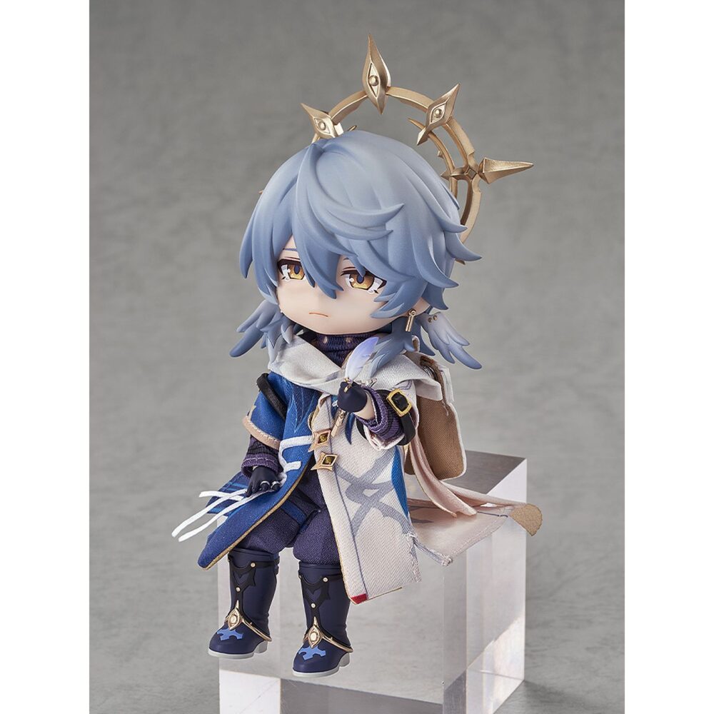Sunday honkai: star rail nendoroid doll. Good smile company añade a su colección nendoroid doll la figura articulada de sunday, basada en el personaje del videojuego "honkai: star rail". La figura incluye 5x piezas de ropa de tela (capucha, jersey, pantalón, chaqueta y bufanda), 2x manos intercambiables, 1x mano con un ave, 1x mano que sostiene un libro, 1x mano con una pluma, 1x par de botas con imanes, 1x base expositora magnética con brazo transparente articulado para exposición. Mide 10 cm y está fabricada en pvc y abs.