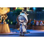 SUNDAY HONKAI: STAR RAIL NENDOROID DOLL. Good Smile Company añade a su colección Nendoroid Doll la figura articulada de Sunday, basada en el personaje del videojuego "Honkai: Star Rail". La figura incluye 5x piezas de ropa de tela (capucha, jersey, pantalón, chaqueta y bufanda), 2x manos intercambiables, 1x mano con un ave, 1x mano que sostiene un libro, 1x mano con una pluma, 1x par de botas con imanes, 1x base expositora magnética con brazo transparente articulado para exposición. Mide 10 cm y está fabricada en PVC y ABS.
