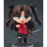 RIN TOHSAKA FATE/STAY NIGHT NENDOROID. Good Smile Company introduce en su colección Nendoroid la figura articulada de la heroína Rin Tohsaka basada en el videojuego "Fate/Stay Night". La figura incluye 3x placas faciales intercambiables (sonriente, desafiante y avergonzada) que puedes complementar con sus gafas, 1x espada Azoth, 1x espada Zelretch, 1x efecto de ataque, 1x gafas y 1x base transparente para su exhibición. Mide aproximadamente 10 cm de altura y está fabricada en PVC y ABS.