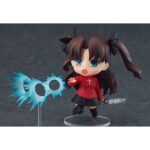 RIN TOHSAKA FATE/STAY NIGHT NENDOROID. Good Smile Company introduce en su colección Nendoroid la figura articulada de la heroína Rin Tohsaka basada en el videojuego "Fate/Stay Night". La figura incluye 3x placas faciales intercambiables (sonriente, desafiante y avergonzada) que puedes complementar con sus gafas, 1x espada Azoth, 1x espada Zelretch, 1x efecto de ataque, 1x gafas y 1x base transparente para su exhibición. Mide aproximadamente 10 cm de altura y está fabricada en PVC y ABS.