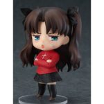 RIN TOHSAKA FATE/STAY NIGHT NENDOROID. Good Smile Company introduce en su colección Nendoroid la figura articulada de la heroína Rin Tohsaka basada en el videojuego "Fate/Stay Night". La figura incluye 3x placas faciales intercambiables (sonriente, desafiante y avergonzada) que puedes complementar con sus gafas, 1x espada Azoth, 1x espada Zelretch, 1x efecto de ataque, 1x gafas y 1x base transparente para su exhibición. Mide aproximadamente 10 cm de altura y está fabricada en PVC y ABS.