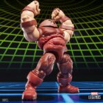 JUGGERNAUT GAMERVERSE MARVEL LEGENDS SERIES. Hasbro incorpora a la línea Gamerverse de la colección Marvel Legends Series esta figura articulada de Juggernaut basada en su aparición como luchador en la saga de videojuegos "Marvel vs Capcom". Su altura real alcanza los 22 cm, y ofrece un diseño premium con 20 puntos de articulación que permiten recrear poses dinámicas. Incluye x2 manos alternativas y 1x efecto de golpeo. Se presenta en una caja con ventana con diseño retro. UNIDADES LIMITADAS.