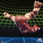 JUGGERNAUT GAMERVERSE MARVEL LEGENDS SERIES. Hasbro incorpora a la línea Gamerverse de la colección Marvel Legends Series esta figura articulada de Juggernaut basada en su aparición como luchador en la saga de videojuegos "Marvel vs Capcom". Su altura real alcanza los 22 cm, y ofrece un diseño premium con 20 puntos de articulación que permiten recrear poses dinámicas. Incluye x2 manos alternativas y 1x efecto de golpeo. Se presenta en una caja con ventana con diseño retro. UNIDADES LIMITADAS.