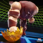 JUGGERNAUT GAMERVERSE MARVEL LEGENDS SERIES. Hasbro incorpora a la línea Gamerverse de la colección Marvel Legends Series esta figura articulada de Juggernaut basada en su aparición como luchador en la saga de videojuegos "Marvel vs Capcom". Su altura real alcanza los 22 cm, y ofrece un diseño premium con 20 puntos de articulación que permiten recrear poses dinámicas. Incluye x2 manos alternativas y 1x efecto de golpeo. Se presenta en una caja con ventana con diseño retro. UNIDADES LIMITADAS.