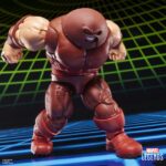JUGGERNAUT GAMERVERSE MARVEL LEGENDS SERIES. Hasbro incorpora a la línea Gamerverse de la colección Marvel Legends Series esta figura articulada de Juggernaut basada en su aparición como luchador en la saga de videojuegos "Marvel vs Capcom". Su altura real alcanza los 22 cm, y ofrece un diseño premium con 20 puntos de articulación que permiten recrear poses dinámicas. Incluye x2 manos alternativas y 1x efecto de golpeo. Se presenta en una caja con ventana con diseño retro. UNIDADES LIMITADAS.