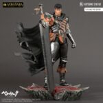 GUTS BERSERK AKIHABARA LEGEND 1/8. Kitsune presenta una nueva estatua de Guts. Tiene una altura aproximada de 30 cm a escala 1/8 y pertenece a la colección Akihabara Legend. Está basada en el protagonista del anime "Berserk" y representa a dicho personaje en posición de reposo con la espada Matadragones después de la batalla, con una mirada decidida y serena. Destacan las partes metálicas de su armadura y su capa ondeando al viento. Descansa sobre una base que simula un suelo rocoso con una marca de sacrificio de un rojo brillante como la sangre. Está fabricada con PVC a partir del diseño de Sacha Delon y de la escultura de Pierre Marie Albert.