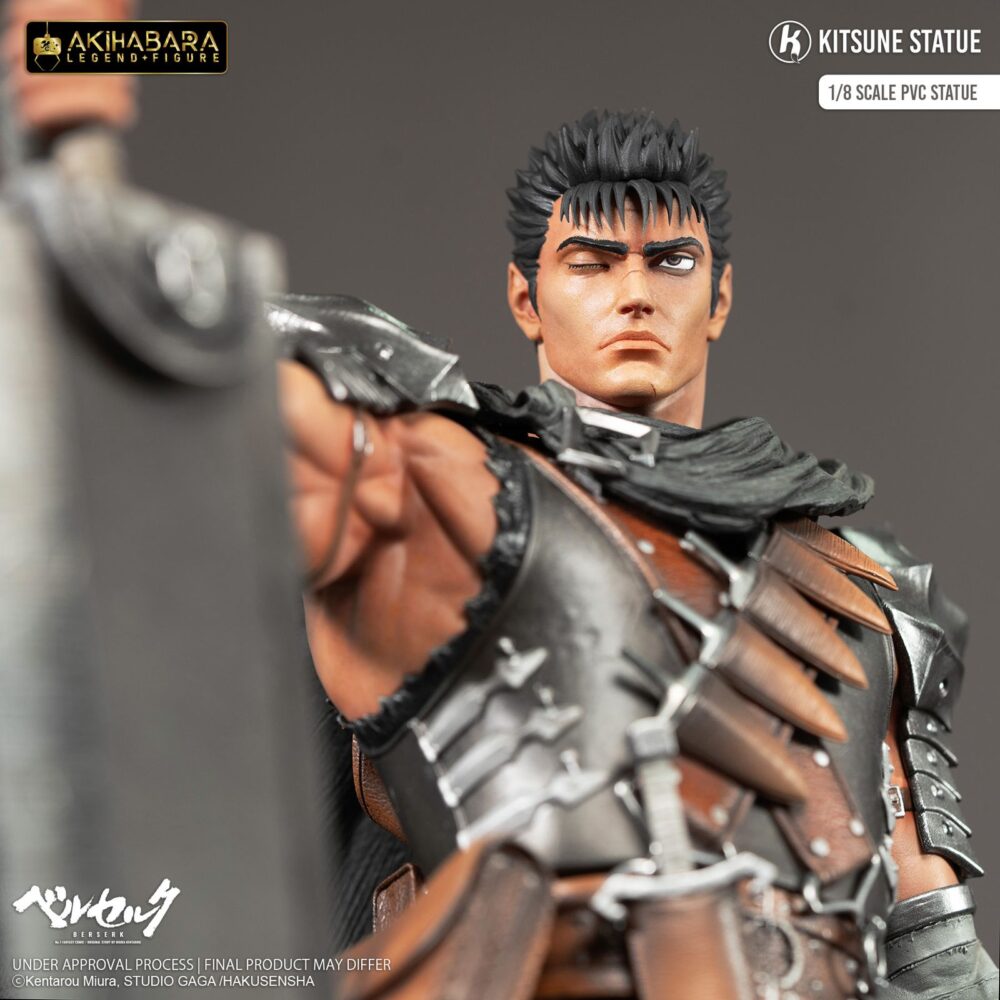 Guts berserk akihabara legend 1/8. Kitsune presenta una nueva estatua de guts. Tiene una altura aproximada de 30 cm a escala 1/8 y pertenece a la colección akihabara legend. Está basada en el protagonista del anime "berserk" y representa a dicho personaje en posición de reposo con la espada matadragones después de la batalla, con una mirada decidida y serena. Destacan las partes metálicas de su armadura y su capa ondeando al viento. Descansa sobre una base que simula un suelo rocoso con una marca de sacrificio de un rojo brillante como la sangre. Está fabricada con pvc a partir del diseño de sacha delon y de la escultura de pierre marie albert.