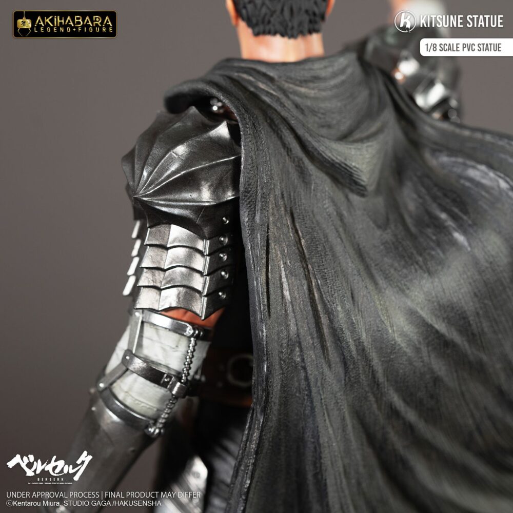 Guts berserk akihabara legend 1/8. Kitsune presenta una nueva estatua de guts. Tiene una altura aproximada de 30 cm a escala 1/8 y pertenece a la colección akihabara legend. Está basada en el protagonista del anime "berserk" y representa a dicho personaje en posición de reposo con la espada matadragones después de la batalla, con una mirada decidida y serena. Destacan las partes metálicas de su armadura y su capa ondeando al viento. Descansa sobre una base que simula un suelo rocoso con una marca de sacrificio de un rojo brillante como la sangre. Está fabricada con pvc a partir del diseño de sacha delon y de la escultura de pierre marie albert.