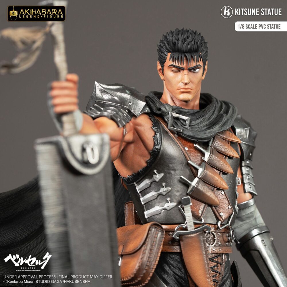 Guts berserk akihabara legend 1/8. Kitsune presenta una nueva estatua de guts. Tiene una altura aproximada de 30 cm a escala 1/8 y pertenece a la colección akihabara legend. Está basada en el protagonista del anime "berserk" y representa a dicho personaje en posición de reposo con la espada matadragones después de la batalla, con una mirada decidida y serena. Destacan las partes metálicas de su armadura y su capa ondeando al viento. Descansa sobre una base que simula un suelo rocoso con una marca de sacrificio de un rojo brillante como la sangre. Está fabricada con pvc a partir del diseño de sacha delon y de la escultura de pierre marie albert.