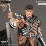 GUTS BERSERK AKIHABARA LEGEND 1/8. Kitsune presenta una nueva estatua de Guts. Tiene una altura aproximada de 30 cm a escala 1/8 y pertenece a la colección Akihabara Legend. Está basada en el protagonista del anime "Berserk" y representa a dicho personaje en posición de reposo con la espada Matadragones después de la batalla, con una mirada decidida y serena. Destacan las partes metálicas de su armadura y su capa ondeando al viento. Descansa sobre una base que simula un suelo rocoso con una marca de sacrificio de un rojo brillante como la sangre. Está fabricada con PVC a partir del diseño de Sacha Delon y de la escultura de Pierre Marie Albert.