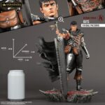 GUTS BERSERK AKIHABARA LEGEND 1/8. Kitsune presenta una nueva estatua de Guts. Tiene una altura aproximada de 30 cm a escala 1/8 y pertenece a la colección Akihabara Legend. Está basada en el protagonista del anime "Berserk" y representa a dicho personaje en posición de reposo con la espada Matadragones después de la batalla, con una mirada decidida y serena. Destacan las partes metálicas de su armadura y su capa ondeando al viento. Descansa sobre una base que simula un suelo rocoso con una marca de sacrificio de un rojo brillante como la sangre. Está fabricada con PVC a partir del diseño de Sacha Delon y de la escultura de Pierre Marie Albert.