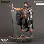 GUTS BERSERK AKIHABARA LEGEND 1/8. Kitsune presenta una nueva estatua de Guts. Tiene una altura aproximada de 30 cm a escala 1/8 y pertenece a la colección Akihabara Legend. Está basada en el protagonista del anime "Berserk" y representa a dicho personaje en posición de reposo con la espada Matadragones después de la batalla, con una mirada decidida y serena. Destacan las partes metálicas de su armadura y su capa ondeando al viento. Descansa sobre una base que simula un suelo rocoso con una marca de sacrificio de un rojo brillante como la sangre. Está fabricada con PVC a partir del diseño de Sacha Delon y de la escultura de Pierre Marie Albert.