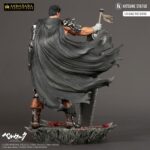 GUTS BERSERK AKIHABARA LEGEND 1/8. Kitsune presenta una nueva estatua de Guts. Tiene una altura aproximada de 30 cm a escala 1/8 y pertenece a la colección Akihabara Legend. Está basada en el protagonista del anime "Berserk" y representa a dicho personaje en posición de reposo con la espada Matadragones después de la batalla, con una mirada decidida y serena. Destacan las partes metálicas de su armadura y su capa ondeando al viento. Descansa sobre una base que simula un suelo rocoso con una marca de sacrificio de un rojo brillante como la sangre. Está fabricada con PVC a partir del diseño de Sacha Delon y de la escultura de Pierre Marie Albert.
