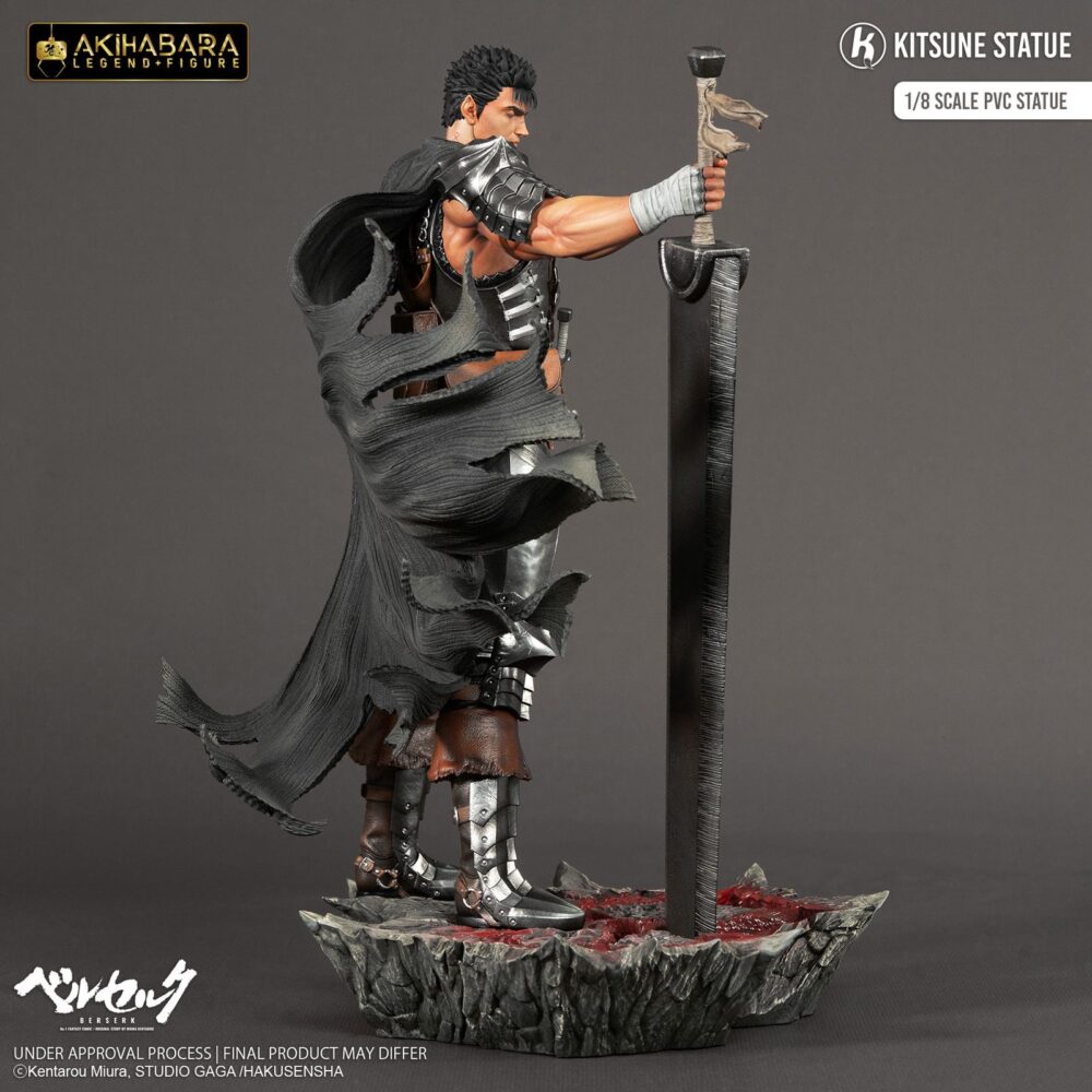 Guts berserk akihabara legend 1/8. Kitsune presenta una nueva estatua de guts. Tiene una altura aproximada de 30 cm a escala 1/8 y pertenece a la colección akihabara legend. Está basada en el protagonista del anime "berserk" y representa a dicho personaje en posición de reposo con la espada matadragones después de la batalla, con una mirada decidida y serena. Destacan las partes metálicas de su armadura y su capa ondeando al viento. Descansa sobre una base que simula un suelo rocoso con una marca de sacrificio de un rojo brillante como la sangre. Está fabricada con pvc a partir del diseño de sacha delon y de la escultura de pierre marie albert.