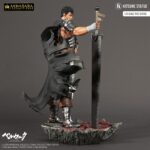 GUTS BERSERK AKIHABARA LEGEND 1/8. Kitsune presenta una nueva estatua de Guts. Tiene una altura aproximada de 30 cm a escala 1/8 y pertenece a la colección Akihabara Legend. Está basada en el protagonista del anime "Berserk" y representa a dicho personaje en posición de reposo con la espada Matadragones después de la batalla, con una mirada decidida y serena. Destacan las partes metálicas de su armadura y su capa ondeando al viento. Descansa sobre una base que simula un suelo rocoso con una marca de sacrificio de un rojo brillante como la sangre. Está fabricada con PVC a partir del diseño de Sacha Delon y de la escultura de Pierre Marie Albert.