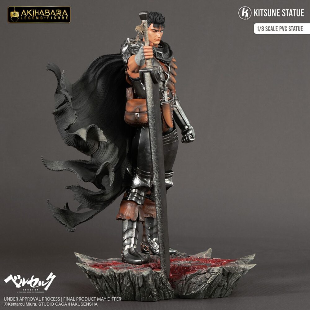 Guts berserk akihabara legend 1/8. Kitsune presenta una nueva estatua de guts. Tiene una altura aproximada de 30 cm a escala 1/8 y pertenece a la colección akihabara legend. Está basada en el protagonista del anime "berserk" y representa a dicho personaje en posición de reposo con la espada matadragones después de la batalla, con una mirada decidida y serena. Destacan las partes metálicas de su armadura y su capa ondeando al viento. Descansa sobre una base que simula un suelo rocoso con una marca de sacrificio de un rojo brillante como la sangre. Está fabricada con pvc a partir del diseño de sacha delon y de la escultura de pierre marie albert.