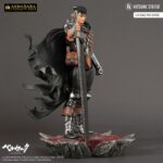GUTS BERSERK AKIHABARA LEGEND 1/8. Kitsune presenta una nueva estatua de Guts. Tiene una altura aproximada de 30 cm a escala 1/8 y pertenece a la colección Akihabara Legend. Está basada en el protagonista del anime "Berserk" y representa a dicho personaje en posición de reposo con la espada Matadragones después de la batalla, con una mirada decidida y serena. Destacan las partes metálicas de su armadura y su capa ondeando al viento. Descansa sobre una base que simula un suelo rocoso con una marca de sacrificio de un rojo brillante como la sangre. Está fabricada con PVC a partir del diseño de Sacha Delon y de la escultura de Pierre Marie Albert.