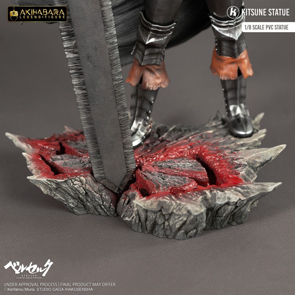 Guts berserk akihabara legend 1/8. Kitsune presenta una nueva estatua de guts. Tiene una altura aproximada de 30 cm a escala 1/8 y pertenece a la colección akihabara legend. Está basada en el protagonista del anime "berserk" y representa a dicho personaje en posición de reposo con la espada matadragones después de la batalla, con una mirada decidida y serena. Destacan las partes metálicas de su armadura y su capa ondeando al viento. Descansa sobre una base que simula un suelo rocoso con una marca de sacrificio de un rojo brillante como la sangre. Está fabricada con pvc a partir del diseño de sacha delon y de la escultura de pierre marie albert.