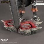 GUTS BERSERK AKIHABARA LEGEND 1/8. Kitsune presenta una nueva estatua de Guts. Tiene una altura aproximada de 30 cm a escala 1/8 y pertenece a la colección Akihabara Legend. Está basada en el protagonista del anime "Berserk" y representa a dicho personaje en posición de reposo con la espada Matadragones después de la batalla, con una mirada decidida y serena. Destacan las partes metálicas de su armadura y su capa ondeando al viento. Descansa sobre una base que simula un suelo rocoso con una marca de sacrificio de un rojo brillante como la sangre. Está fabricada con PVC a partir del diseño de Sacha Delon y de la escultura de Pierre Marie Albert.