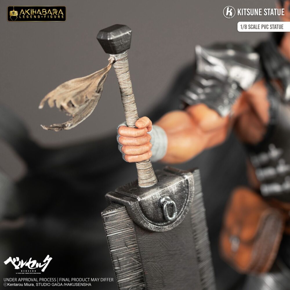 Guts berserk akihabara legend 1/8. Kitsune presenta una nueva estatua de guts. Tiene una altura aproximada de 30 cm a escala 1/8 y pertenece a la colección akihabara legend. Está basada en el protagonista del anime "berserk" y representa a dicho personaje en posición de reposo con la espada matadragones después de la batalla, con una mirada decidida y serena. Destacan las partes metálicas de su armadura y su capa ondeando al viento. Descansa sobre una base que simula un suelo rocoso con una marca de sacrificio de un rojo brillante como la sangre. Está fabricada con pvc a partir del diseño de sacha delon y de la escultura de pierre marie albert.