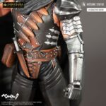 GUTS BERSERK AKIHABARA LEGEND 1/8. Kitsune presenta una nueva estatua de Guts. Tiene una altura aproximada de 30 cm a escala 1/8 y pertenece a la colección Akihabara Legend. Está basada en el protagonista del anime "Berserk" y representa a dicho personaje en posición de reposo con la espada Matadragones después de la batalla, con una mirada decidida y serena. Destacan las partes metálicas de su armadura y su capa ondeando al viento. Descansa sobre una base que simula un suelo rocoso con una marca de sacrificio de un rojo brillante como la sangre. Está fabricada con PVC a partir del diseño de Sacha Delon y de la escultura de Pierre Marie Albert.