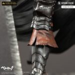 GUTS BERSERK AKIHABARA LEGEND 1/8. Kitsune presenta una nueva estatua de Guts. Tiene una altura aproximada de 30 cm a escala 1/8 y pertenece a la colección Akihabara Legend. Está basada en el protagonista del anime "Berserk" y representa a dicho personaje en posición de reposo con la espada Matadragones después de la batalla, con una mirada decidida y serena. Destacan las partes metálicas de su armadura y su capa ondeando al viento. Descansa sobre una base que simula un suelo rocoso con una marca de sacrificio de un rojo brillante como la sangre. Está fabricada con PVC a partir del diseño de Sacha Delon y de la escultura de Pierre Marie Albert.