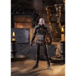GERALT THE WITCHER 3: WILD HUNT FIGMA. Max Factory añade a la serie Figma la figura articulada del legendario brujo Geralt de Rivia, protagonista del videojuego "The Witcher 3: Wild Hunt". Mide aproximadamente 16 cm e incluye múltiples accesorios: 1x espada de plata, 1x espada de acero, 1x espada de plata Aerondight, 1x espada de acero de Hjalmar, 1x poción, 1x ballesta, 1x mano sosteniendo varias cartas de Gwent, 1x mano realizando la Señal de Igni y 9x manos intercambiables para variar sus poses. Viene con 1x soporte articulado transparente. La Señal de Igni puede iluminarse utilizando el mini LED Milight 316W de Hiromisangyo (se vende por separado).