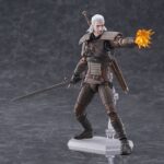GERALT THE WITCHER 3: WILD HUNT FIGMA. Max Factory añade a la serie Figma la figura articulada del legendario brujo Geralt de Rivia, protagonista del videojuego "The Witcher 3: Wild Hunt". Mide aproximadamente 16 cm e incluye múltiples accesorios: 1x espada de plata, 1x espada de acero, 1x espada de plata Aerondight, 1x espada de acero de Hjalmar, 1x poción, 1x ballesta, 1x mano sosteniendo varias cartas de Gwent, 1x mano realizando la Señal de Igni y 9x manos intercambiables para variar sus poses. Viene con 1x soporte articulado transparente. La Señal de Igni puede iluminarse utilizando el mini LED Milight 316W de Hiromisangyo (se vende por separado).