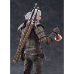 GERALT THE WITCHER 3: WILD HUNT FIGMA. Max Factory añade a la serie Figma la figura articulada del legendario brujo Geralt de Rivia, protagonista del videojuego "The Witcher 3: Wild Hunt". Mide aproximadamente 16 cm e incluye múltiples accesorios: 1x espada de plata, 1x espada de acero, 1x espada de plata Aerondight, 1x espada de acero de Hjalmar, 1x poción, 1x ballesta, 1x mano sosteniendo varias cartas de Gwent, 1x mano realizando la Señal de Igni y 9x manos intercambiables para variar sus poses. Viene con 1x soporte articulado transparente. La Señal de Igni puede iluminarse utilizando el mini LED Milight 316W de Hiromisangyo (se vende por separado).