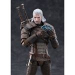 GERALT THE WITCHER 3: WILD HUNT FIGMA. Max Factory añade a la serie Figma la figura articulada del legendario brujo Geralt de Rivia, protagonista del videojuego "The Witcher 3: Wild Hunt". Mide aproximadamente 16 cm e incluye múltiples accesorios: 1x espada de plata, 1x espada de acero, 1x espada de plata Aerondight, 1x espada de acero de Hjalmar, 1x poción, 1x ballesta, 1x mano sosteniendo varias cartas de Gwent, 1x mano realizando la Señal de Igni y 9x manos intercambiables para variar sus poses. Viene con 1x soporte articulado transparente. La Señal de Igni puede iluminarse utilizando el mini LED Milight 316W de Hiromisangyo (se vende por separado).