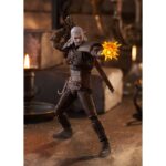 GERALT THE WITCHER 3: WILD HUNT FIGMA. Max Factory añade a la serie Figma la figura articulada del legendario brujo Geralt de Rivia, protagonista del videojuego "The Witcher 3: Wild Hunt". Mide aproximadamente 16 cm e incluye múltiples accesorios: 1x espada de plata, 1x espada de acero, 1x espada de plata Aerondight, 1x espada de acero de Hjalmar, 1x poción, 1x ballesta, 1x mano sosteniendo varias cartas de Gwent, 1x mano realizando la Señal de Igni y 9x manos intercambiables para variar sus poses. Viene con 1x soporte articulado transparente. La Señal de Igni puede iluminarse utilizando el mini LED Milight 316W de Hiromisangyo (se vende por separado).