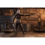 GERALT THE WITCHER 3: WILD HUNT FIGMA. Max Factory añade a la serie Figma la figura articulada del legendario brujo Geralt de Rivia, protagonista del videojuego "The Witcher 3: Wild Hunt". Mide aproximadamente 16 cm e incluye múltiples accesorios: 1x espada de plata, 1x espada de acero, 1x espada de plata Aerondight, 1x espada de acero de Hjalmar, 1x poción, 1x ballesta, 1x mano sosteniendo varias cartas de Gwent, 1x mano realizando la Señal de Igni y 9x manos intercambiables para variar sus poses. Viene con 1x soporte articulado transparente. La Señal de Igni puede iluminarse utilizando el mini LED Milight 316W de Hiromisangyo (se vende por separado).