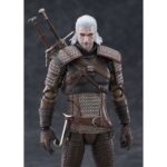 GERALT THE WITCHER 3: WILD HUNT FIGMA. Max Factory añade a la serie Figma la figura articulada del legendario brujo Geralt de Rivia, protagonista del videojuego "The Witcher 3: Wild Hunt". Mide aproximadamente 16 cm e incluye múltiples accesorios: 1x espada de plata, 1x espada de acero, 1x espada de plata Aerondight, 1x espada de acero de Hjalmar, 1x poción, 1x ballesta, 1x mano sosteniendo varias cartas de Gwent, 1x mano realizando la Señal de Igni y 9x manos intercambiables para variar sus poses. Viene con 1x soporte articulado transparente. La Señal de Igni puede iluminarse utilizando el mini LED Milight 316W de Hiromisangyo (se vende por separado).