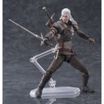 GERALT THE WITCHER 3: WILD HUNT FIGMA. Max Factory añade a la serie Figma la figura articulada del legendario brujo Geralt de Rivia, protagonista del videojuego "The Witcher 3: Wild Hunt". Mide aproximadamente 16 cm e incluye múltiples accesorios: 1x espada de plata, 1x espada de acero, 1x espada de plata Aerondight, 1x espada de acero de Hjalmar, 1x poción, 1x ballesta, 1x mano sosteniendo varias cartas de Gwent, 1x mano realizando la Señal de Igni y 9x manos intercambiables para variar sus poses. Viene con 1x soporte articulado transparente. La Señal de Igni puede iluminarse utilizando el mini LED Milight 316W de Hiromisangyo (se vende por separado).