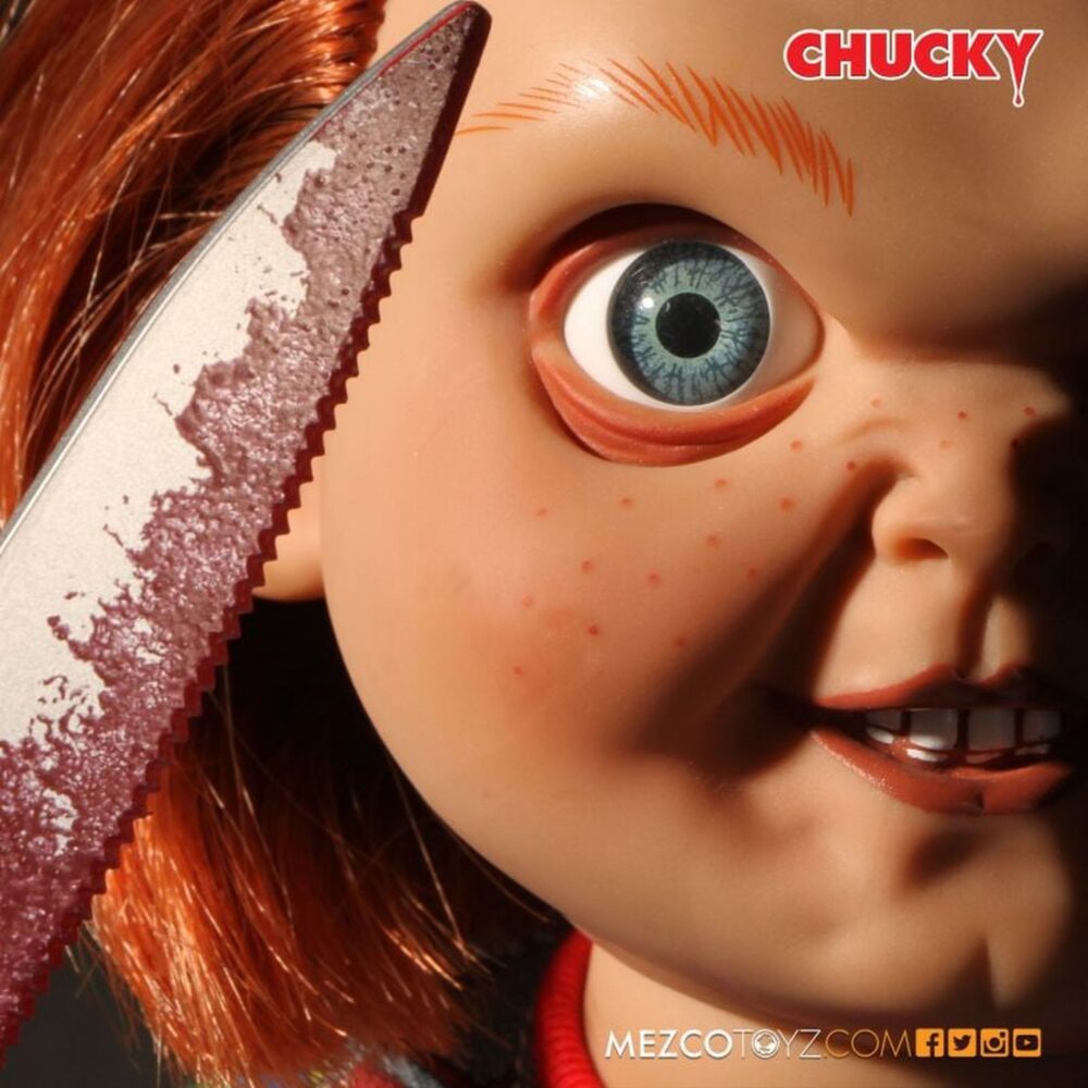 Talking sneering chucky child’s play. Mezco toyz reincorpora a su colección mds mega scale, esta figura parlante de chucky en su versión más limpia y clásica, antes de que las cicatrices y el daño marcaran su rostro en las películas de la saga "child’s play" ("muñeco diabólico" en españa). Esta versión muestra a chucky con su característico conjunto de los good guys, sin cortes ni desgastes, tal como sus primeras apariciones en pantalla. Mide 38 cm de alto, presenta 11 puntos de articulación, ojos con acabado vítreo realista y cabello naranja sintético. Viste ropa de tela auténtica y está equipada con un mecanismo de voz que reproduce en inglés varias frases icónicas del personaje, desde su famoso "my name is chucky" hasta otras más siniestras.