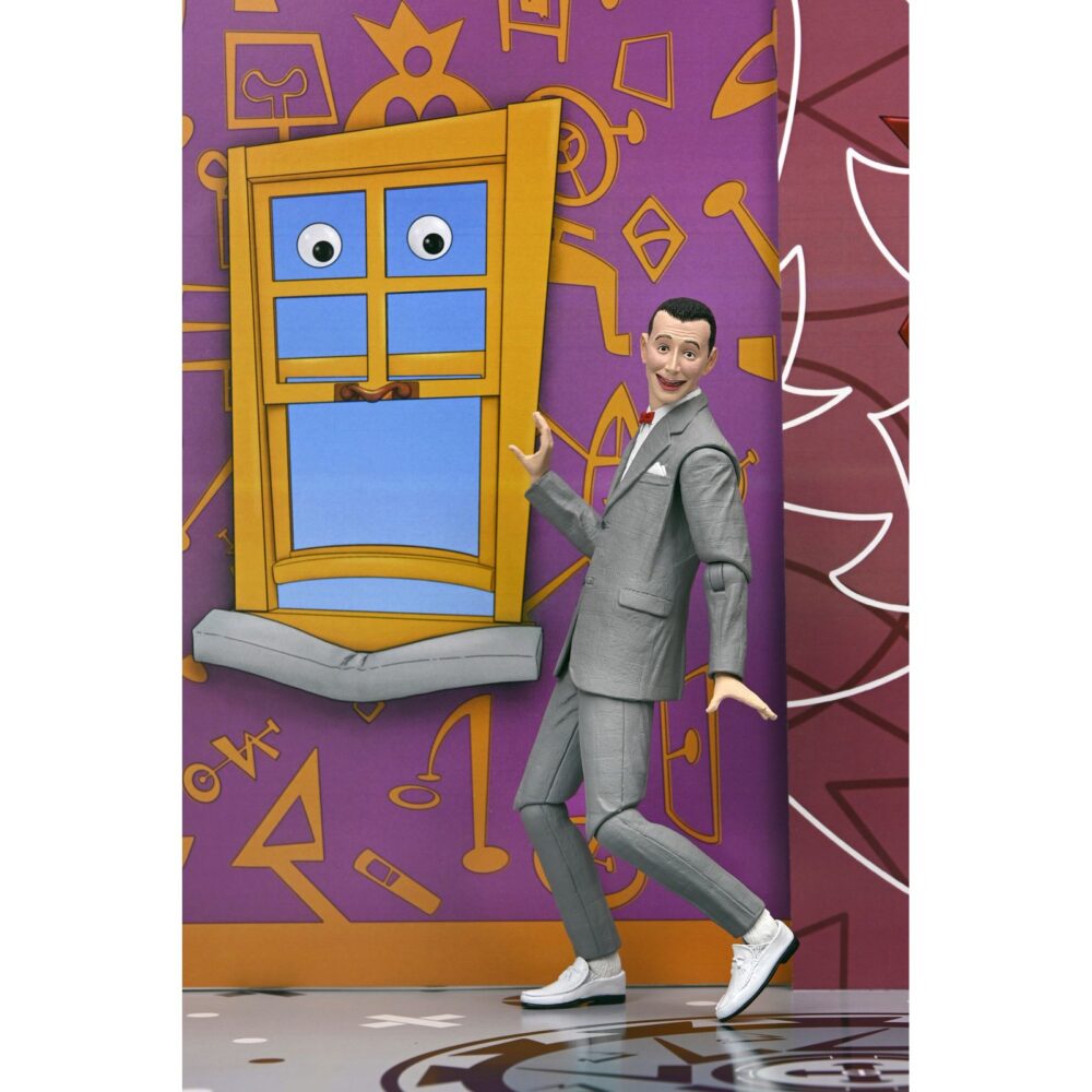 Ultimate pee-wee herman. Neca lanza la figura articulada ultimate pee-wee herman basada en el programa de televisión "pee-wee's playhouse". Esta figura mide 18 cm y presenta a pee-wee herman (personaje interpretado por paul reubens) con 3x cabezas intercambiables con expresiones icónicas, 4x manos intercambiables, 1x juego de papeles con "la palabra secreta" y 1x figura de pterri el pterodáctilo. Se presenta en una caja con ventana y tapa frontal abatible.