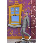 ULTIMATE PEE-WEE HERMAN. Neca lanza la figura articulada Ultimate Pee-wee Herman basada en el programa de televisión "Pee-wee's Playhouse". Esta figura mide 18 cm y presenta a Pee-wee Herman (personaje interpretado por Paul Reubens) con 3x cabezas intercambiables con expresiones icónicas, 4x manos intercambiables, 1x juego de papeles con "la palabra secreta" y 1x figura de Pterri el pterodáctilo. Se presenta en una caja con ventana y tapa frontal abatible.