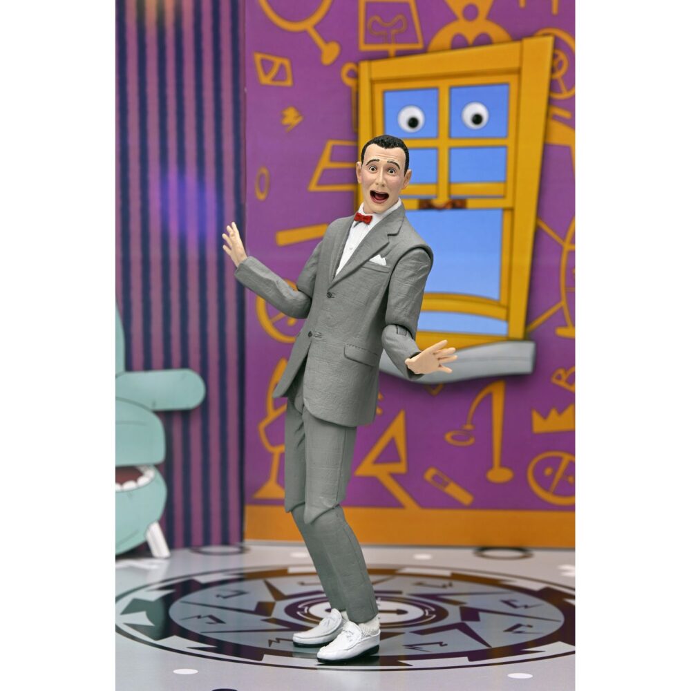 Ultimate pee-wee herman. Neca lanza la figura articulada ultimate pee-wee herman basada en el programa de televisión "pee-wee's playhouse". Esta figura mide 18 cm y presenta a pee-wee herman (personaje interpretado por paul reubens) con 3x cabezas intercambiables con expresiones icónicas, 4x manos intercambiables, 1x juego de papeles con "la palabra secreta" y 1x figura de pterri el pterodáctilo. Se presenta en una caja con ventana y tapa frontal abatible.