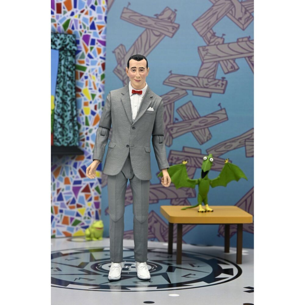 Ultimate pee-wee herman. Neca lanza la figura articulada ultimate pee-wee herman basada en el programa de televisión "pee-wee's playhouse". Esta figura mide 18 cm y presenta a pee-wee herman (personaje interpretado por paul reubens) con 3x cabezas intercambiables con expresiones icónicas, 4x manos intercambiables, 1x juego de papeles con "la palabra secreta" y 1x figura de pterri el pterodáctilo. Se presenta en una caja con ventana y tapa frontal abatible.